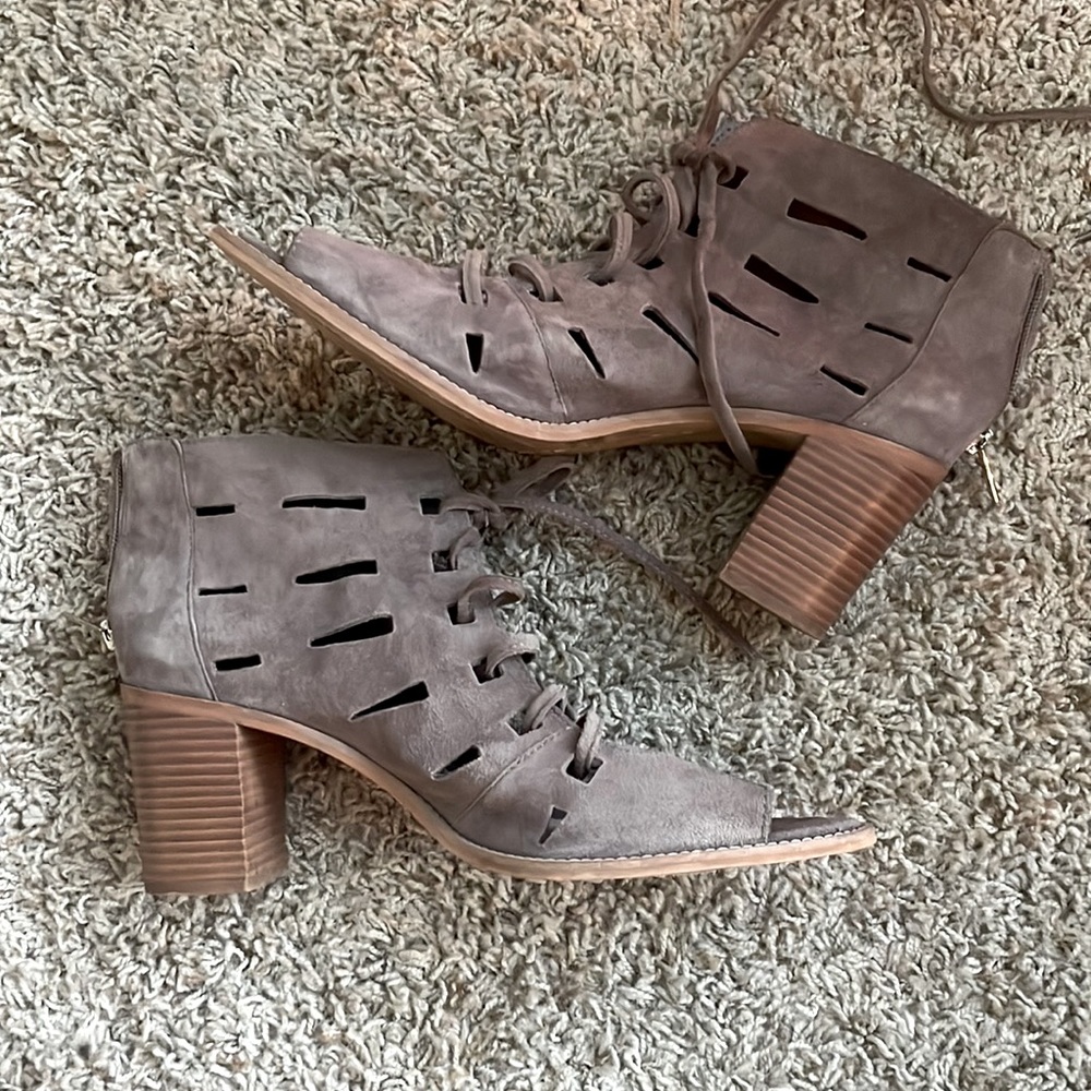 VINCE CAMUTO HEEL SIZE 12! Worn once!